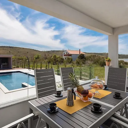Luxurious In Ljubacki Stanovi