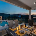 Luxurious In Ljubacki Stanovi Ferienhaus *