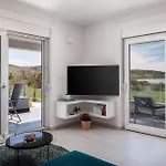 Ferienhaus Luxurious In Ljubacki Stanovi *