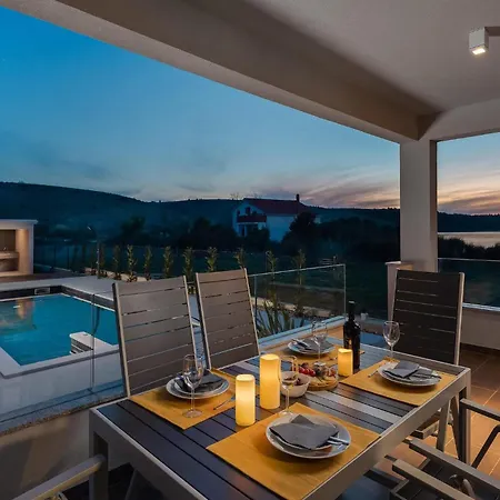 Luxurious In Ljubacki Stanovi Prázdninový dům *