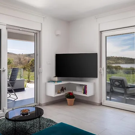 Casa de Férias Stunning In Ljubacki Stanovi *