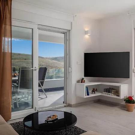 Prázdninový dům Luxurious In Ljubacki Stanovi *